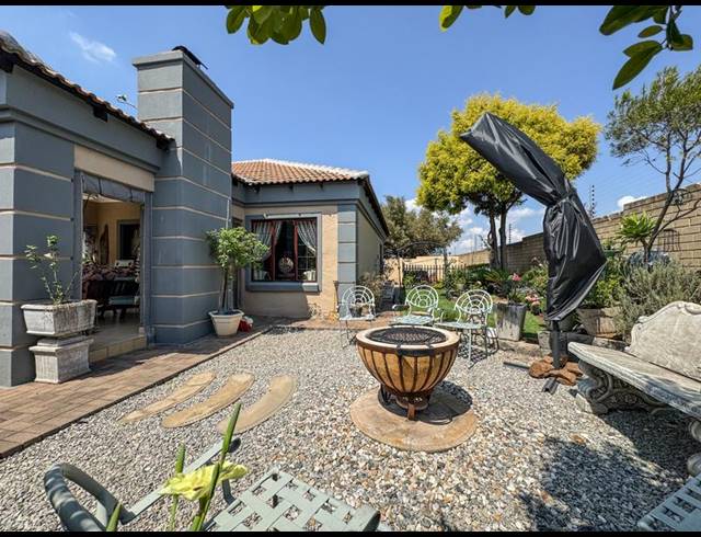 3 BEDROOM TOWNHOUSE FOR SALE IN MIDSTREAM ESTATE